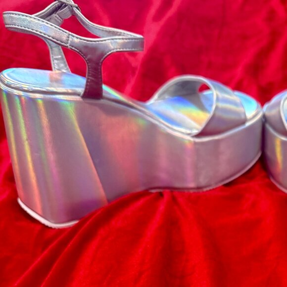 MADDEN GIRL SILHOUETTE SCULPTED SILVER HOLLOGRAM PLATFORM WEDGE SANDALS NWOT - Picture 4 of 11